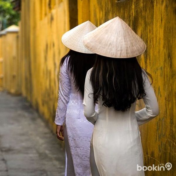 身穿"奥黛",头带斗笠的越南姑娘走在会安古城胡同里深爱越南的越南学